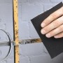 Papier ścierny do metalu LUX K40 w użyciu na metalowej kracie.
