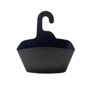 Czarny koszyk wiszący na akcesoria łazienkowe, część zestawu akcesoriów łazienkowych.