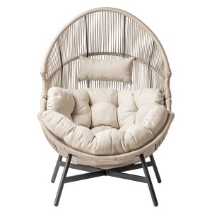 Beżowe krzesło ogrodowe t.b.t. z wikliną i poduszką.