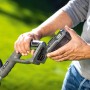 Akumulatorowy podkaszarka LUX z włożonym akumulatorem z serii 1 PowerSystem.