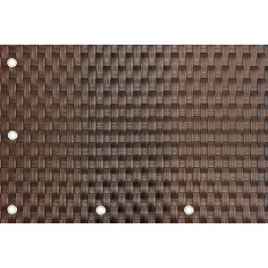 Zbliżenie brązowej maty ogrodzeniowej t.b.t. o plecionej strukturze.