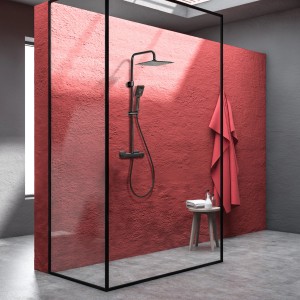 Czarna kolumna prysznicowa w nowoczesnej łazience z czerwoną ścianą. t.b.t.