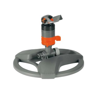 Zraszacz turbinowy Gardena Comfort z saniami do cichego i równomiernego nawadniania.