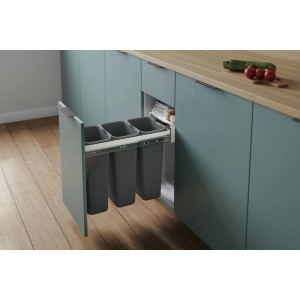 System segregacji odpadów t.b.t. do kuchni z trzema szarymi pojemnikami w wysuwie.