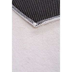 Zbliżenie białego, puszystego dywanu shaggy.