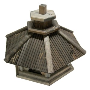 Drewniany karmnik dla ptaków w stylu pagody do ogrodu.