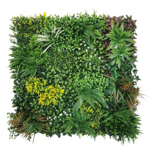 Zielona mata na ogrodzenie t.b.t. z różnymi sztucznymi roślinami zapewniającymi prywatność.