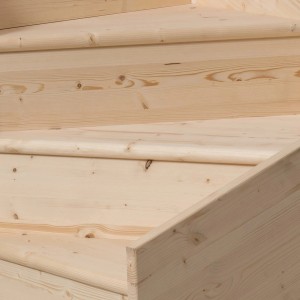 Zbliżenie na jasne drewniane schody wewnętrzne (t.b.t.).