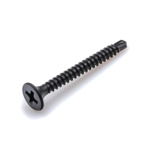 Czarna śruba z łbem krzyżakowym do mocowań.