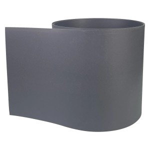 Szara mata osłonowa na ogrodzenie, elastycznie zwinięta.