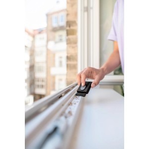 Szczotka czyszcząca t.b.t. w użyciu do czyszczenia parapetu.