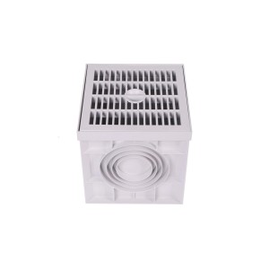 Biały odpływ t.b.t. z kratką do użytku zewnętrznego.