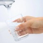 Bateria umywalkowa Grohe Start S-Size z wodą w szklance, chromowane wykończenie.