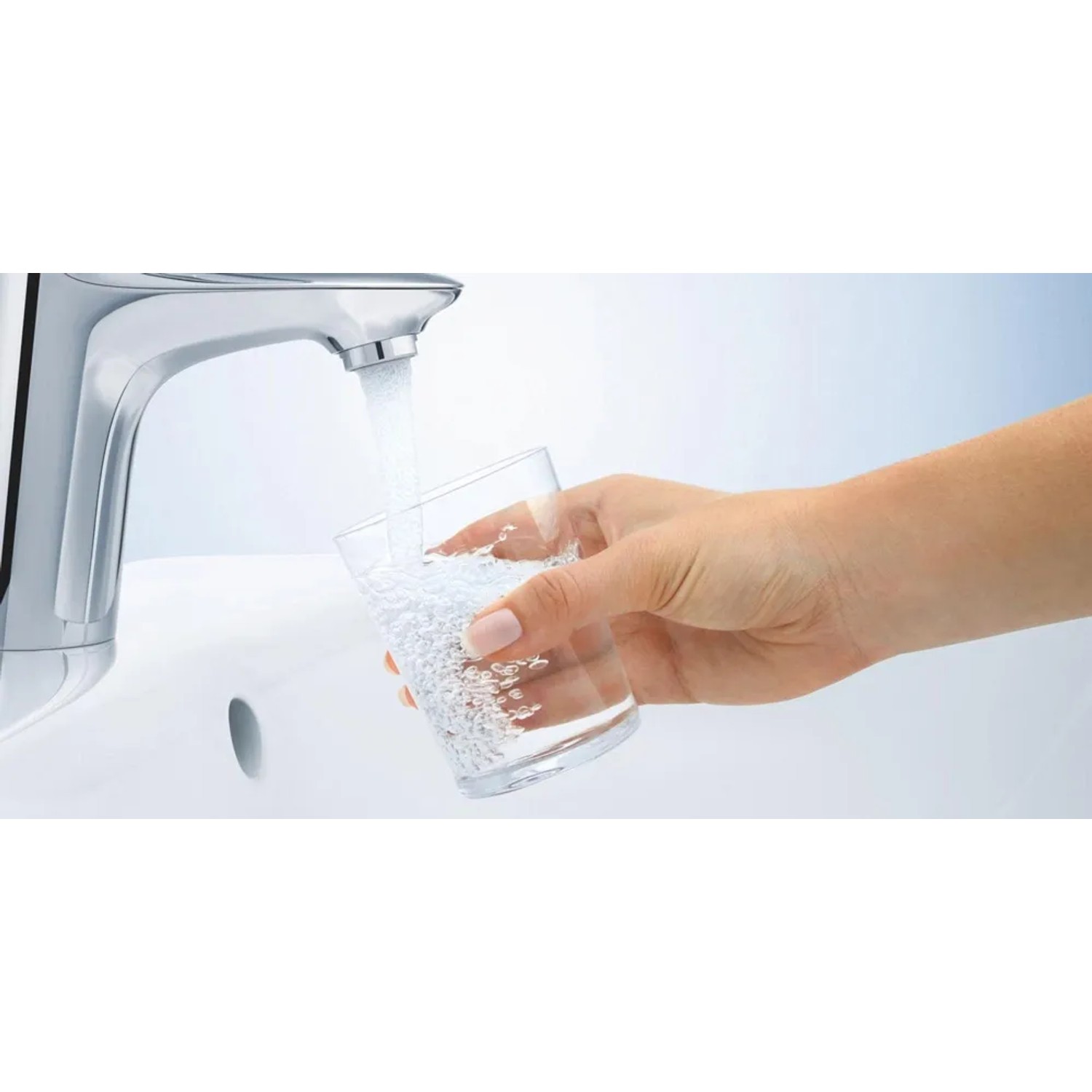 Bateria umywalkowa Grohe Start S-Size z wodą w szklance, chromowane wykończenie.