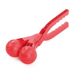 Czerwone szczypce do śnieżek do robienia dwóch śnieżek z uśmiechem.