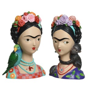 Dwie kolorowe figurki ogrodowe t.b.t. w stylu Fridy Kahlo z papugą i małpą jako dekoracja.