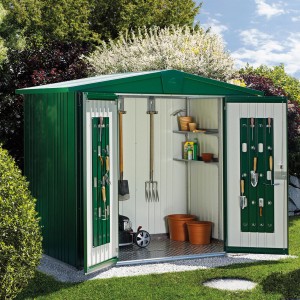 Otwarty, ciemnozielony metalowy domek ogrodowy Biohort Europa (3,5 m²) z narzędziami ogrodowymi i półkami.