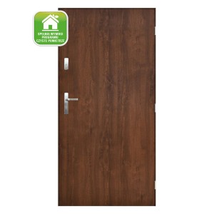 Brązowe drzwi zewnętrzne z drewnianą strukturą i srebrną klamką.