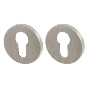Dwie okrągłe rozety drzwiowe w kolorze stali nierdzewnej do drzwi wewnętrznych.