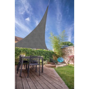 Szary trójkątny żagiel przeciwsłoneczny (markiza) w ogrodzie nad tarasem.