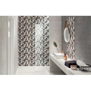 Łazienka z płytkami ściennymi o geometrycznym wzorze. Dekory i listwy.