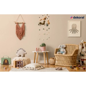 Pokój dziecięcy z beżową farbą na ścianach, elementami dekoracyjnymi i meblami do zabawy.