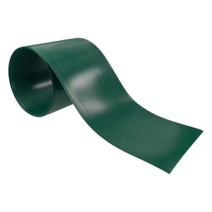 Zielona mata ogrodzeniowa t.b.t. zwinięta, powierzchnia żebrowana.