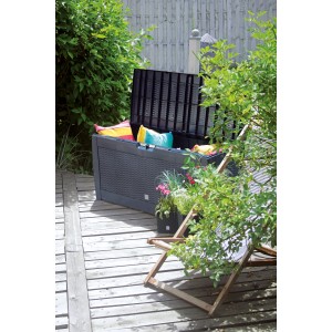 Antracytowy pojemnik na poduszki w stylu rattan do przechowywania narzędzi ogrodowych.