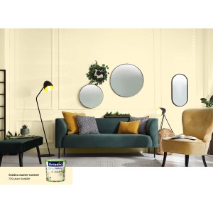 Pokój dzienny z żółtą ścianą pomalowaną Kolorowe farby do ścian i puszką farby na pierwszym planie.