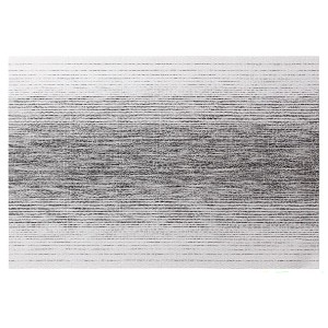 Obrus z szaro-białym wzorem w paski.