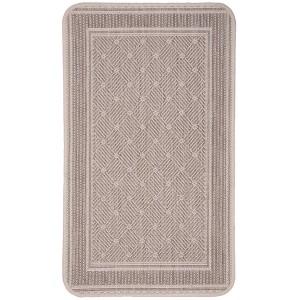 Beżowy dywan z krótkim włosiem, geometrycznym wzorem i obramowaniem.