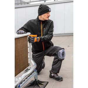 Mężczyzna w odzieży roboczej z nakolannikami, kurtką i czapką z lampą. Odzież robocza dla rzemieślników.