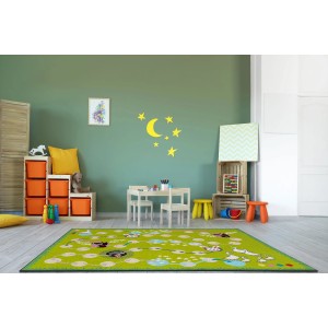 Zielony, wzorzysty dywan z długim włosiem t.b.t. w pokoju dziecięcym.