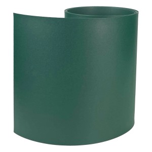 Zielona mata osłonowa t.b.t. na ogrodzenie, zwinięta.