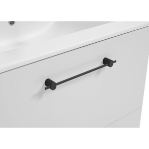 Czarny uchwyt meblowy t.b.t. na białej szafce pod umywalkę.