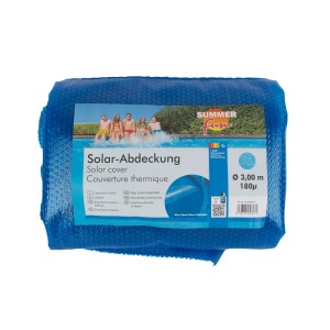 Niebieska solarna plandeka basenowa, zwinięta. Pokrywa basenowa do ogrzewania wody.