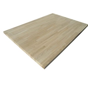 Jasny drewniany blat kuchenny, zbliżenie na słoje drewna.