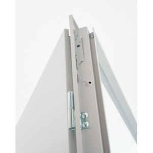 Szczegół ramy stalowej z zawiasem i mocowaniem do drzwi.