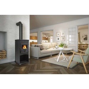 Czarny piec kominkowy w salonie z palącym się ogniem.