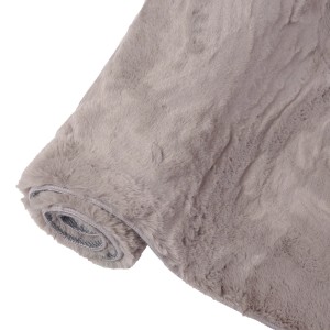 Zrolowany, szary dywan z długim włosiem.