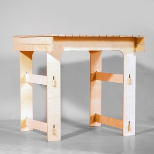 Stół ogrodowy t.b.t. z jasnego drewna, idealny do ogrodu lub na taras.