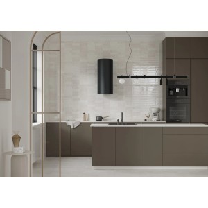 Jasna kuchnia z beżowymi płytkami ściennymi t.b.t. Nowoczesny design kuchni ze stylowymi płytkami.