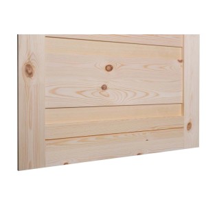 Drewniane drzwi wewnętrzne z poziomymi panelami.