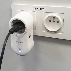 Biały adapter wtyczki t.b.t. z portami USB w gniazdku. Sterowanie domem.