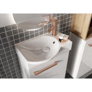 Szafka umywalkowa z baterią i uchwytami w kolorze miedzi. Uchwyt meblowy z kategorii t.b.t.