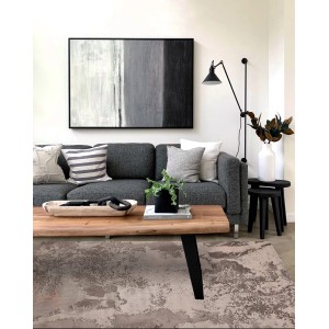 Dywan z krótkim włosiem t.b.t. w salonie z sofą i drewnianym stołem.