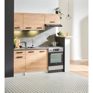 Nowoczesny zestaw mebli kuchennych w drewnopodobnym wykończeniu, z szafkami wiszącymi, zlewem i kuchenką.