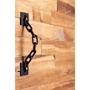 Czarny łańcuch klamki do drzwi t.b.t. zamontowany na drewnianej ścianie.