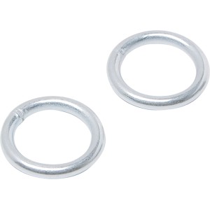 Zbliżenie na dwa srebrne pierścienie (Liny).