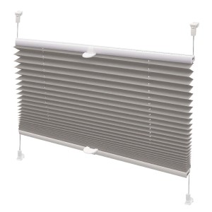 Szara roleta t.b.t. z drobnymi plisami i białym zawieszeniem.